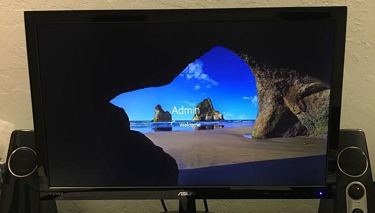 dual monitor lock screen windows 10