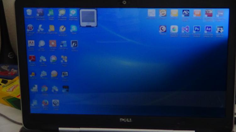 My laptop screen has a big dark shadow on the side-dsc01698.jpg