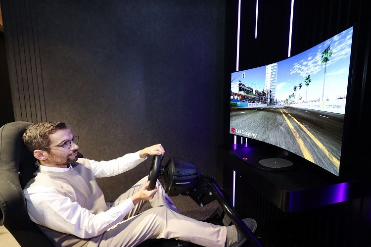 LG introduces 48 inch bendable gaming OLED display-lg.jpg